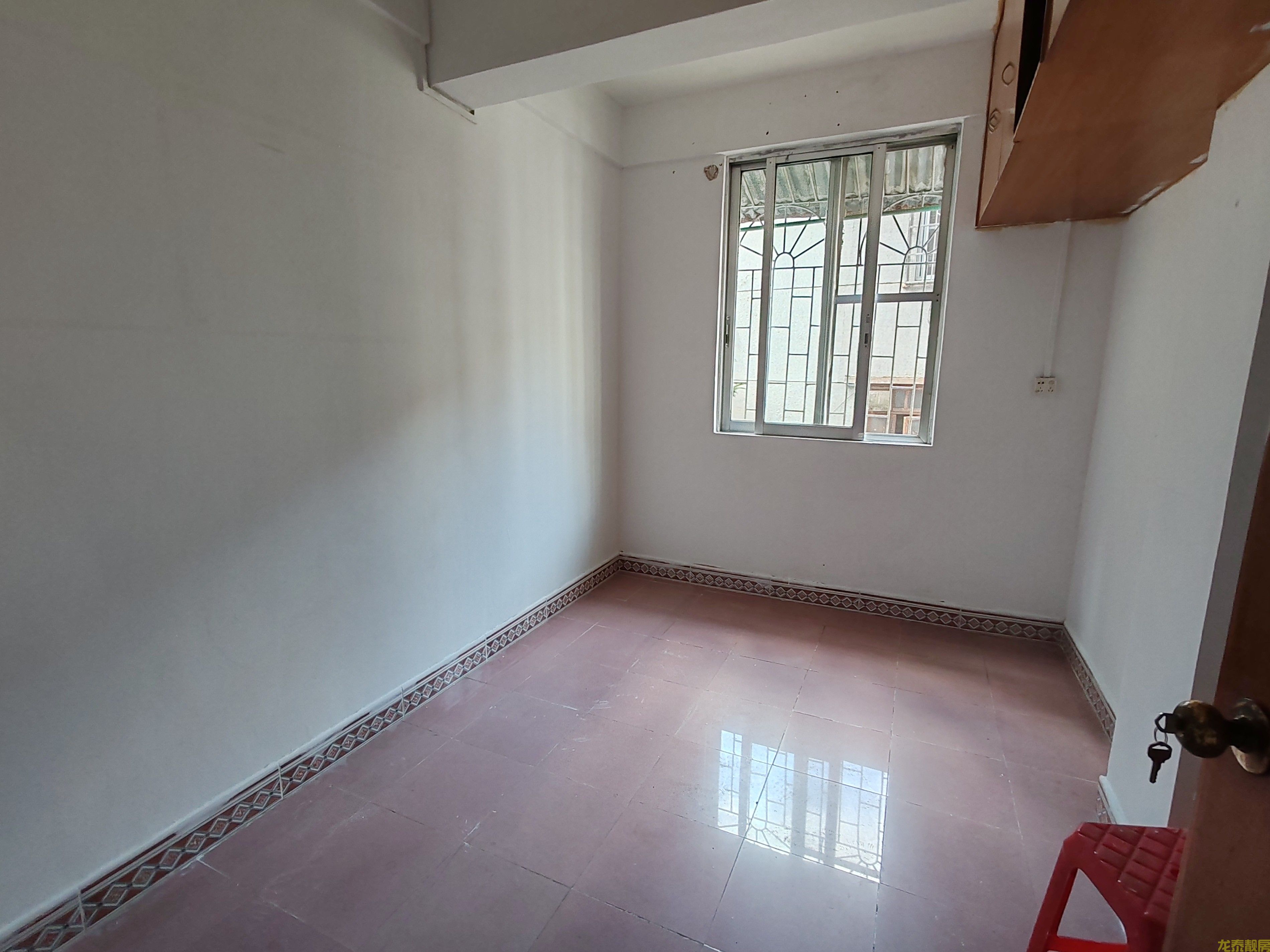 老城区民政局附近步梯三楼